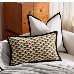 Detail van retro gembergeel waaierpatroon chenille kussen op witte bank