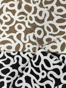 Vue macro montrant la texture épaisse et les détails tissés d'un tissu jacquard à motif blanc