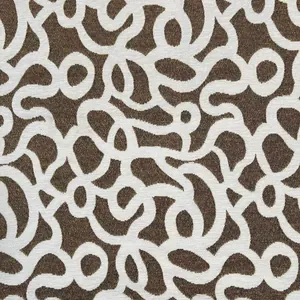 Détail macro du tissu chenille jacquard teint en fil avec motifs abstraits marron blanc.