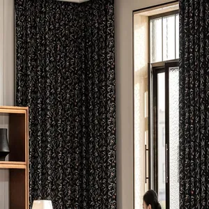 Dettaglio di tende jacquard in ciniglia nera con motivo a ciliegia in una stanza