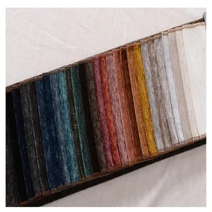 Vista macro di campioni di tessuto chenille spesso in vari colori a tinta unita per tappezzeria