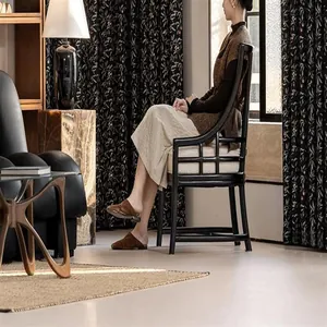 Dettaglio di tende oscuranti in ciniglia jacquard con ciliegie in stile francese chic.