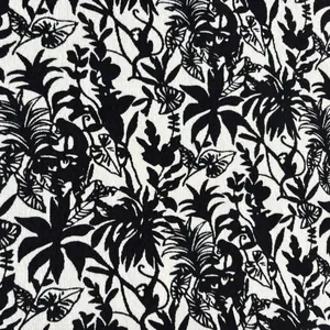 Primo piano di motivo a piante tropicali bianco e nero su tessuto per tappezzeria ciniglia jacquard.