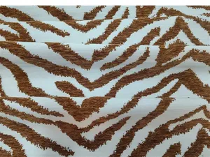 Primo piano sui dettagli della texture del tessuto ciniglia jacquard con stampa zebrata.
