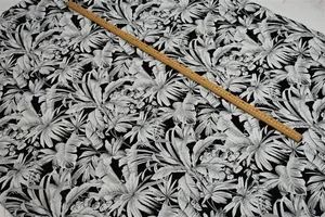 Vista dettagliata del tessuto jacquard ciniglia con foglie tropicali bianche e nere