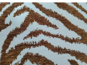 Dettaglio in tessuto ciniglia jacquard con stampa zebrata per cuscino e divano moderno.