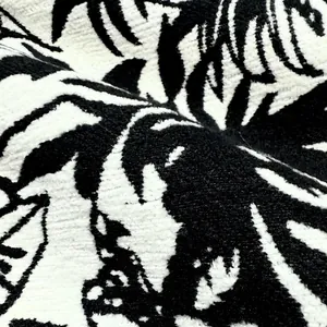 Primo piano macro di tessuto jacquard in ciniglia bianco e nero con motivo vegetale