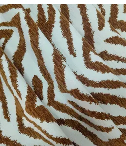 Primo piano sui dettagli della texture del tessuto ciniglia jacquard con motivo zebra.