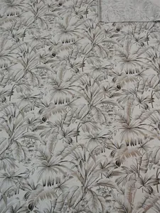 Primo piano di tessuto jacquard in ciniglia crema mediterranea con motivo a foglie di palma