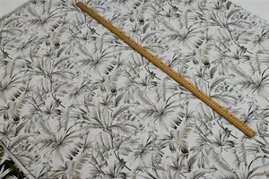 Dettaglio di tessuto jacquard ciniglia con motivo a foglie di palma e righello.