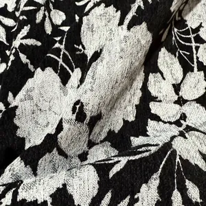 Dettaglio macro professionale del tessuto ciniglia jacquard floreale bianco e nero