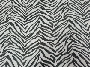 Primo piano sui dettagli della texture del tessuto ciniglia jacquard con stampa zebrata.