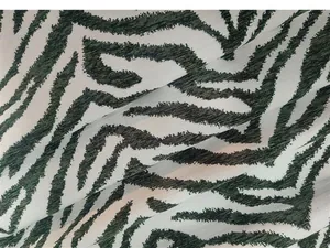 Vista dettagliata di tessuto ciniglia jacquard con motivo zebra di lusso moderno per cuscini.