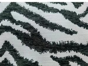Primo piano della struttura in tessuto ciniglia con motivo zebrato bianco e nero.