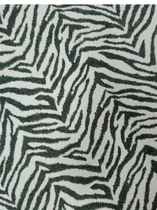 Primo piano dettaglio della texture del tessuto ciniglia jacquard zebra per federe cuscini.