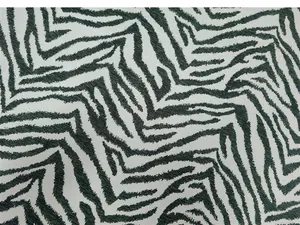 Primo piano dettaglio di tessuto ciniglia jacquard con motivo zebra moderno per cuscini.
