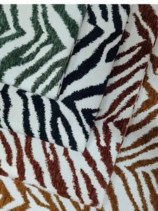 Vista dettagliata del tessuto per divani in ciniglia jacquard con motivo zebrato di lusso.