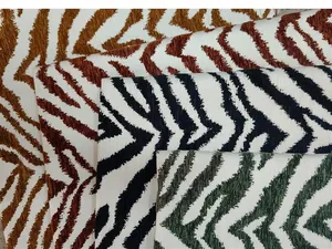 Primo piano di lussuosi campioni di tessuto ciniglia jacquard con motivo zebra in più colori.