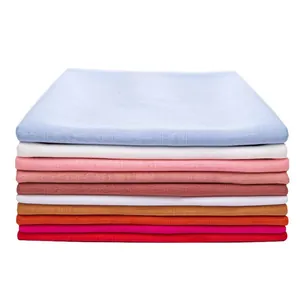 Pila de tela de lino flamé doblada multicolor para ropa, cojines y decoración del hogar.