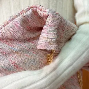 Gros plan sur un tissu en tweed coloré à texture épaisse en coton et lin pour la déco