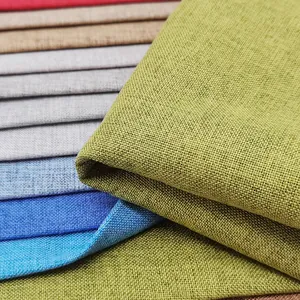 Primer plano de muestras de tela con textura de lino en varios colores para sofás.