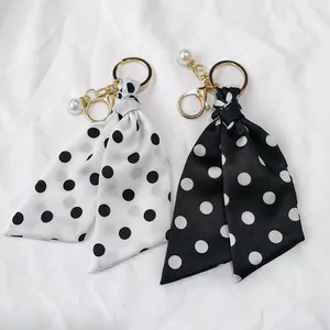 Klassieke Zwart-Wit Stippen Satijnen Sjaal Sleutelhanger Strik Tas Charm Met Kunstparel Legering Sleutelring Vrouwen