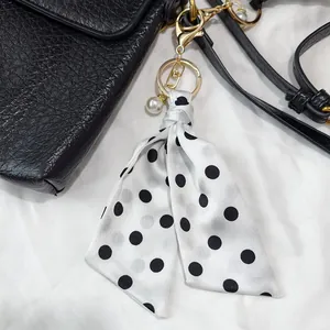 Klassieke zwart-witte polkadot sjaal sleutelhanger met elegante parel tasbedel hanger