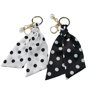 Klassieke zijden sjaal sleutelhanger met polkadots en elegante parel voor tassen en meer
