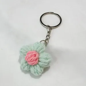Porte-clés fleur tricoté à la main aux couleurs rose pastel et vert tendre élégant