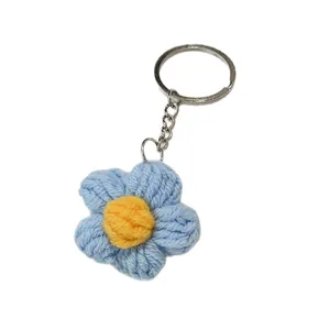 Adorable porte-clés fleur en crochet bleu fait main, parfait pour sacs et clés