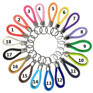 Vista detallada de 18 llaveros de cuero trenzado coloridos con numeración de estilo