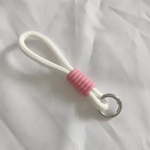 Cordón de cuerda trenzada blanca con funda de silicona rosa y anillo de resorte