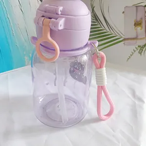 Botella de agua creativa de plástico púrpura con cordón trenzado rosa y diseño de gato