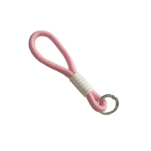 Cordón trenzado rosa con conector de silicona y un anillo metálico plateado duradero