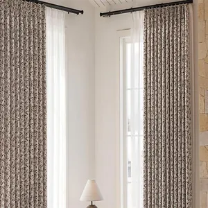 Dettaglio delle tende oscuranti in ciniglia stile francese con motivo a foglie jacquard