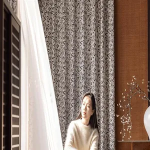 Scena interna con tende in ciniglia premium e raffinati motivi jacquard con ciliegie