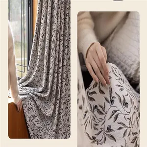 Vista dettagliata della trama del tessuto in ciniglia jacquard con motivi a rami d'ulivo