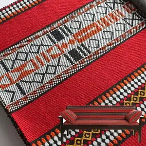 Vista dettagliata della trama del tessuto jacquard etnico rosso per tappezzeria e borse