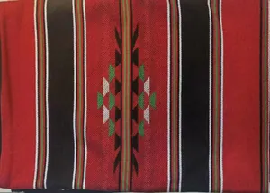 Vista dettagliata di tessuto jacquard etnico con motivi geometrici tradizionali rossi e neri