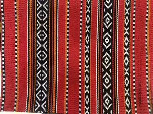 Vista macro dettagliata del tessuto jacquard etnico rosso con motivo a strisce geometriche