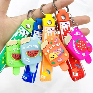 Primo piano di colorati portachiavi a forma di ghiacciolo alla frutta in PVC morbido