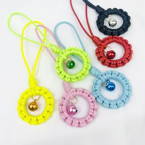 Pendentifs porte-clés ronds colorés tissés main avec clochettes métalliques décor