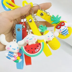Gros plan de porte-clés Cinnamoroll mignons avec des motifs de fruits d'été et ballons