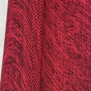 Gros plan sur un tissu en lin épais à grain de bambou rouge et noir pour canapés