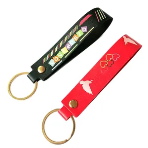 Farbenfroher Leder-Schlüsselanhänger mit LOVEWORLD-Aufdruck und Herz-Designs
