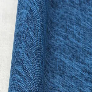Vue macro montrant la texture flammée bleue détaillée de ce tissu épais en coton et lin