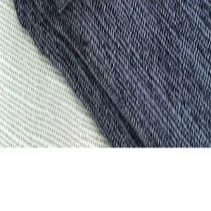 Gros plan sur le tissu en coton et lin épais bleu marine à texture flammée et tissage.