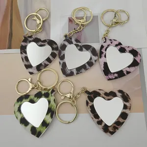 Porte-clés Miroir en Cuir Imprimé Léopard Coeur Rond Fleur Mini Miroir de Maquillage Portable Bijou de Sac pour Femmes