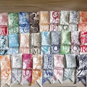 Colección de pañuelos de seda retro Toile de Jouy con letras del alfabeto A-Z.