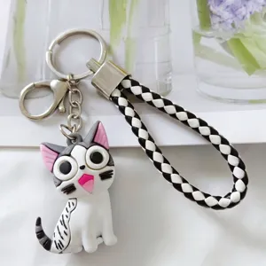 Detalle del lindo colgante de gato Chi's Sweet Home con correa de llavero trenzada negra y blanca